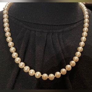 Vintage fresh water Pearl necklace. Beautiful, authentic. Screw on clasp.